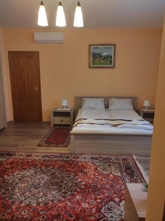 Maros Vendeghaz Hotel Morahalom Exterior photo